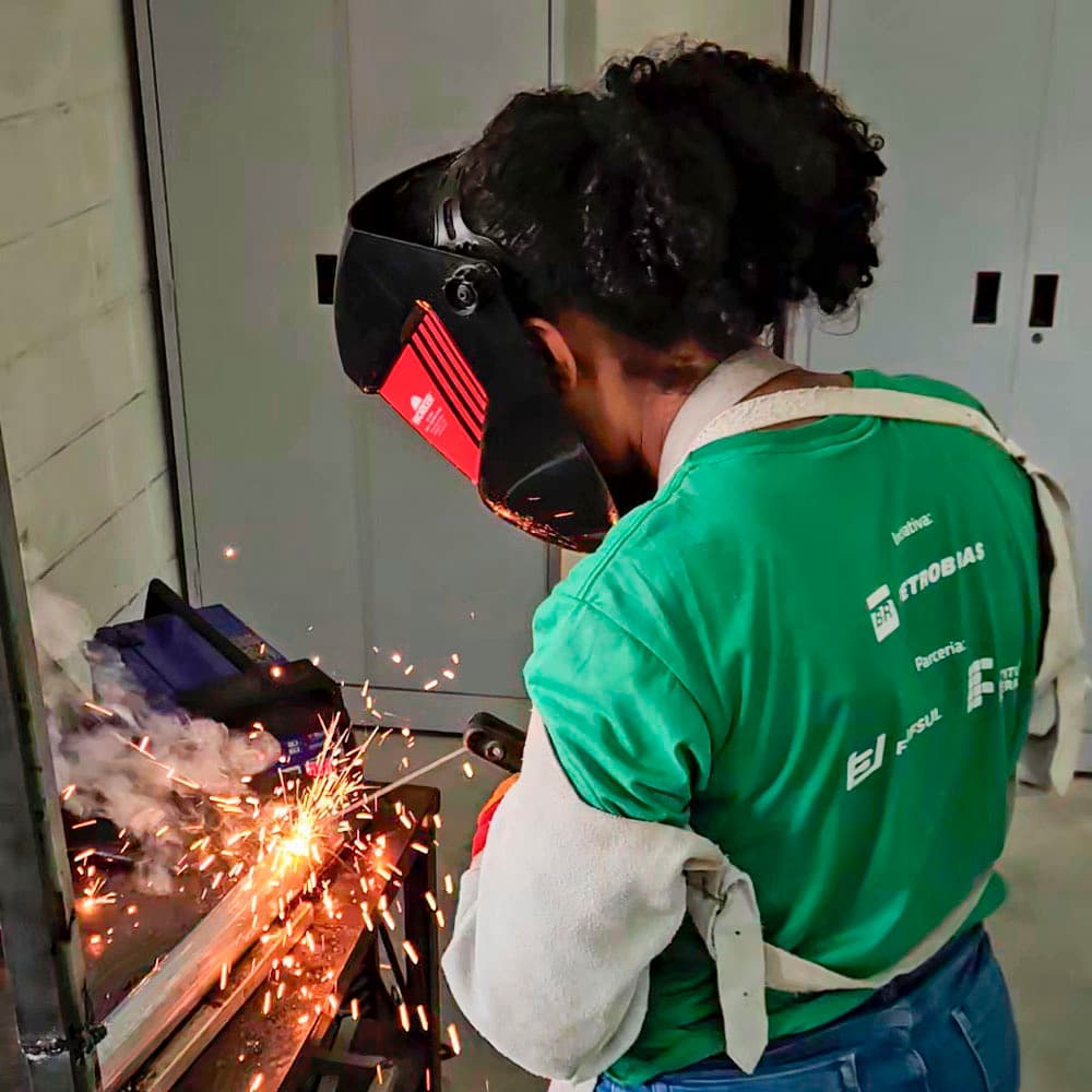 Imagem de um estudante do Programa Autonomia e Renda utilizando um equipamento de soldagem